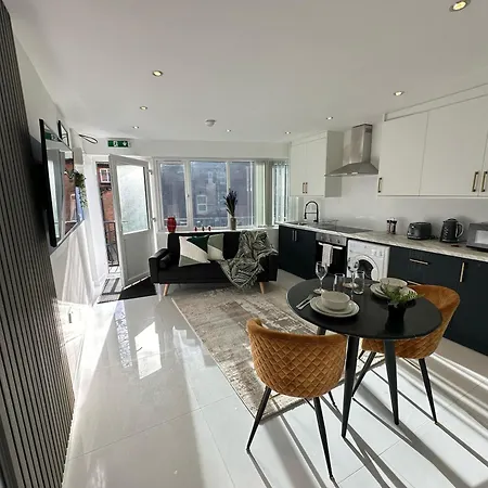 2 Twin Apartments, 2 Ensuites, Centre & Free Parking Birmingham