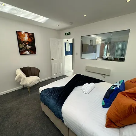 Apartment 2 Twin Apartments, 2 Ensuites, Centre & Free Parking *