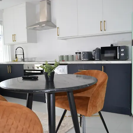 Apartment 2 Twin Apartments, 2 Ensuites, Centre & Free Parking *