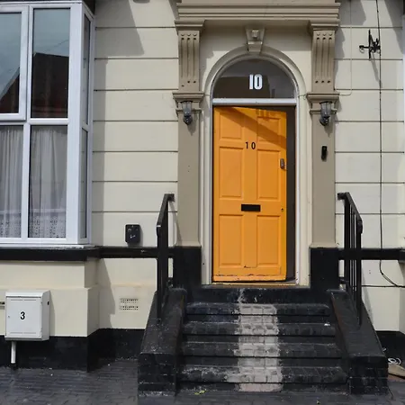 2 Twin Apartments, 2 Ensuites, Centre & Free Parking Apartment