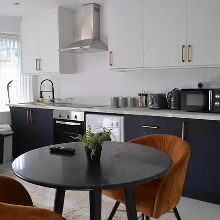 2 Twin Apartments, 2 Ensuites, Centre & Free Parking Apartment *
