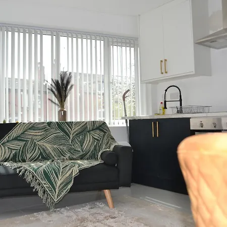 2 Twin Apartments, 2 Ensuites, Centre & Free Parking Apartment *
