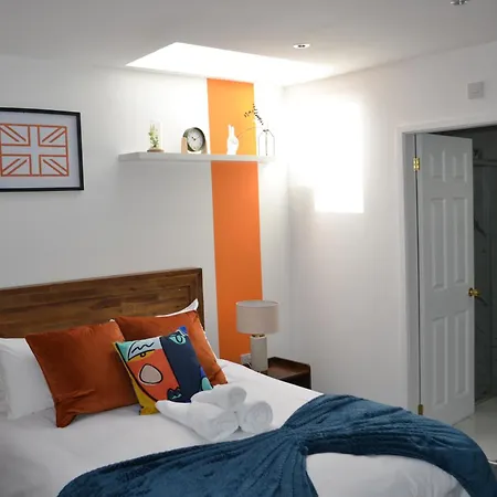 2 Twin Apartments, 2 Ensuites, Centre & Free Parking Apartment
