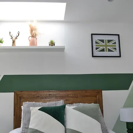 2 Twin Apartments, 2 Ensuites, Centre & Free Parking