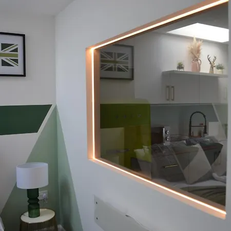 2 Twin Apartments, 2 Ensuites, Centre & Free Parking